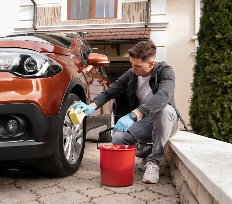 Lavage auto à domicile Gibles : professionnel intervenant sur un véhicule
